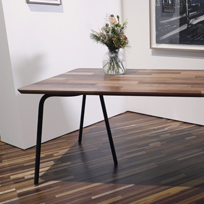Oude houten deuren worden nieuwe designtafels