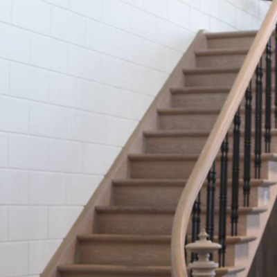 De wederopstanding van de showroom met houten trappen